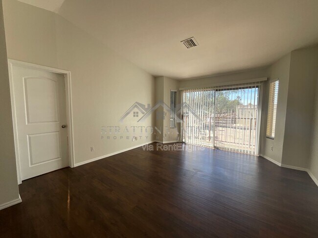Foto del edificio - 653 W Guadalupe Rd