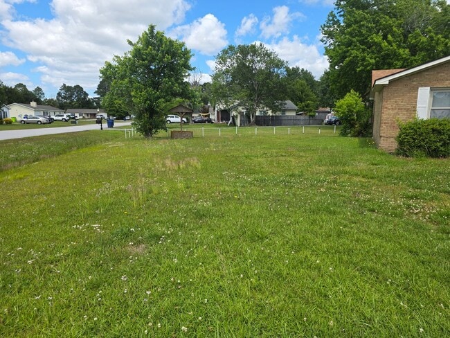 Building Photo - 4 Bedroom house with bonus room and large yard.