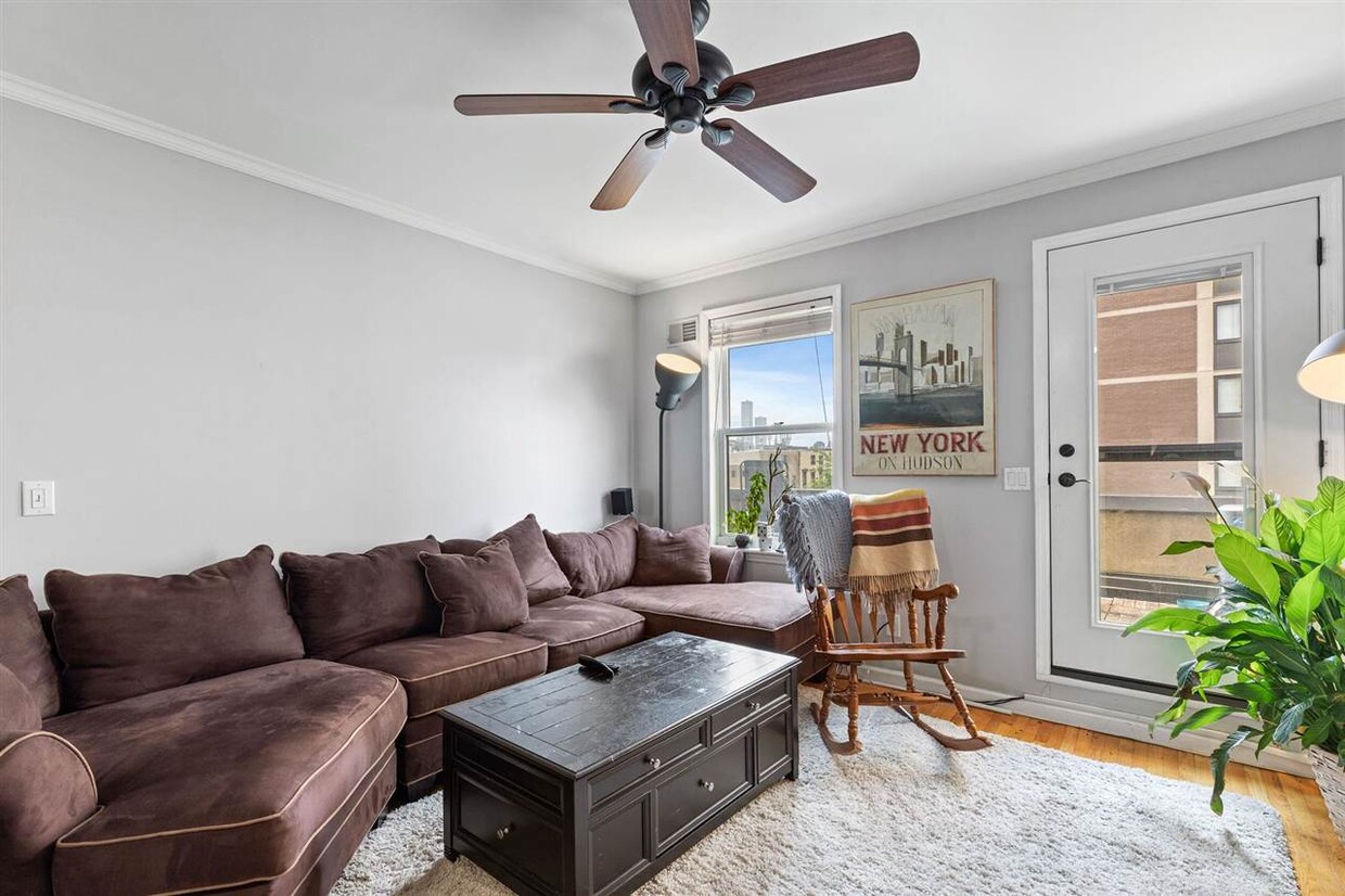 Primary Photo - 360 1st St