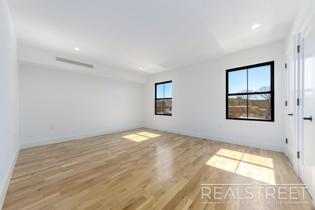 Building Photo - Stunning 3 bed 2 Bath Brownstone Floor Thr...