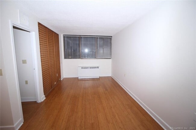 Foto del edificio - 60 Strawberry Hill Ave