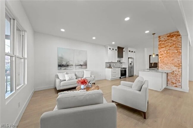 Foto del edificio - 1422 W 77th St
