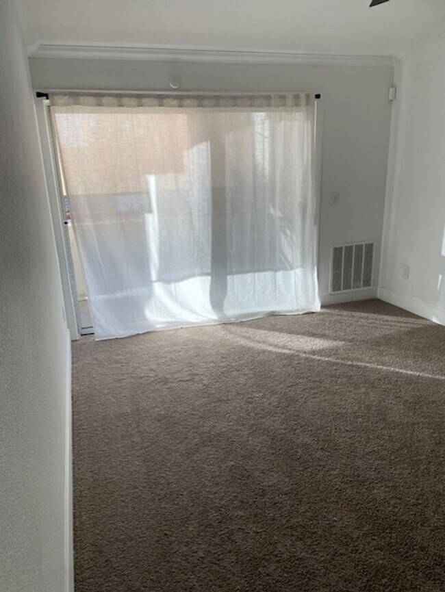 Foto del edificio - Westwood Village Condo