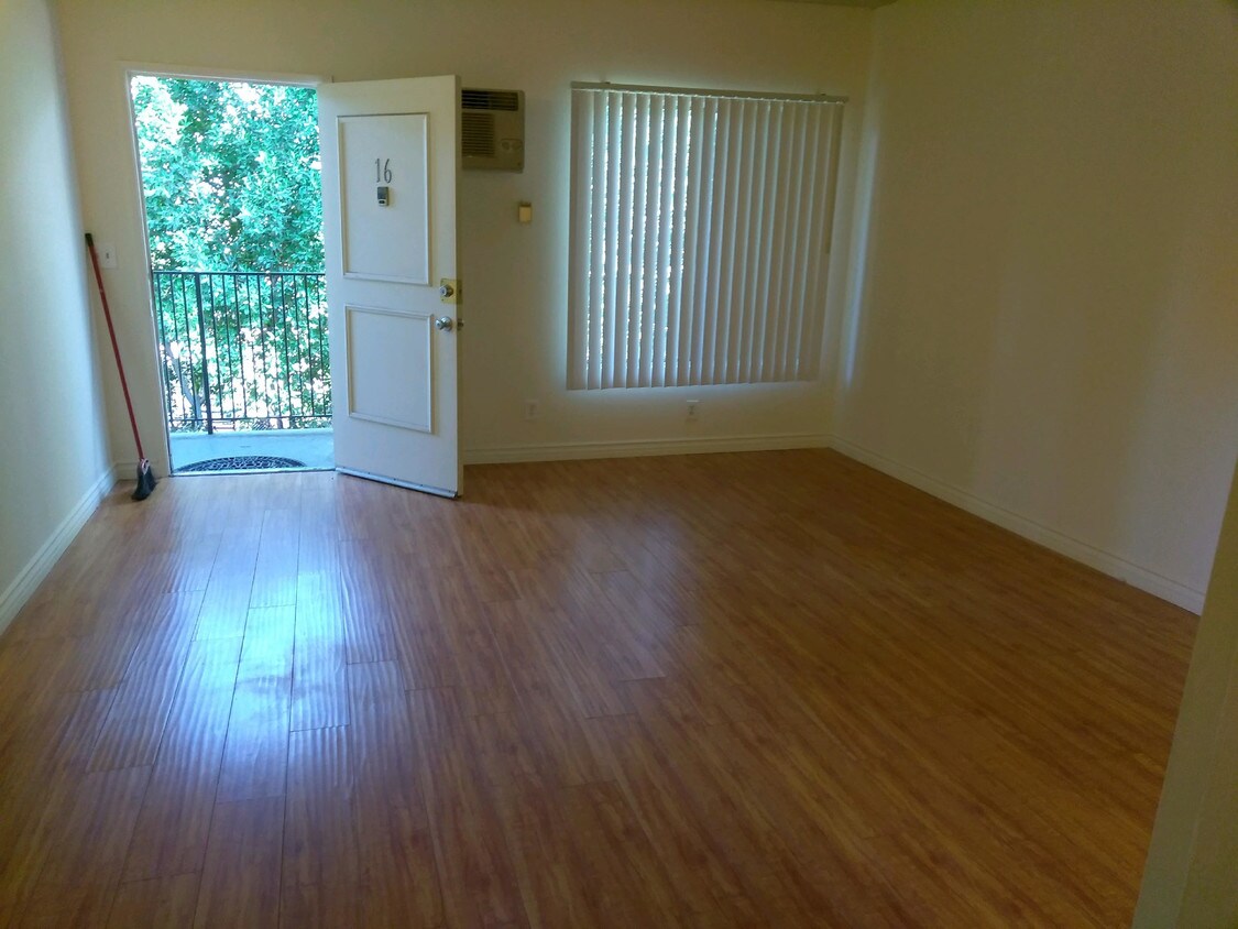 Puerta principal - 5545 Lindley Ave