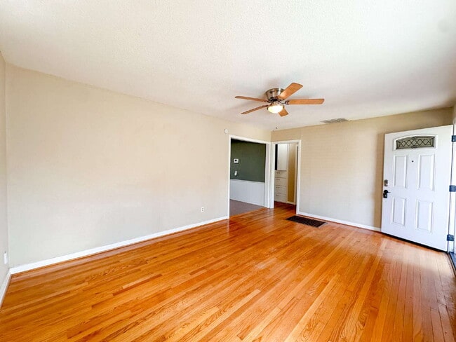 Building Photo - 2-bedroom, 1-bath home in Maxey Park
