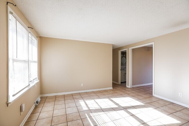 Building Photo - Cute Raised Ranch