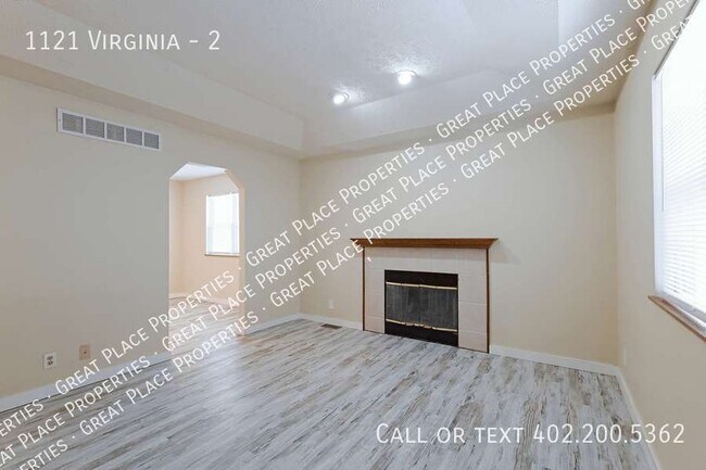 Building Photo - 3 Bed 2 Bath Double Stall Garage Available...