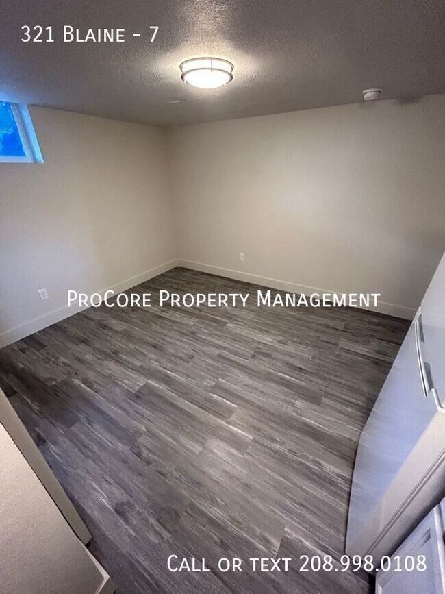 Building Photo - $895.00 for this Very Cute One Bedroom Stu...