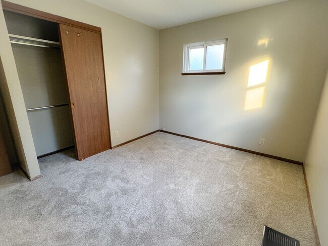 Building Photo - Nice 3 bedroom, 1 bathroom Condo