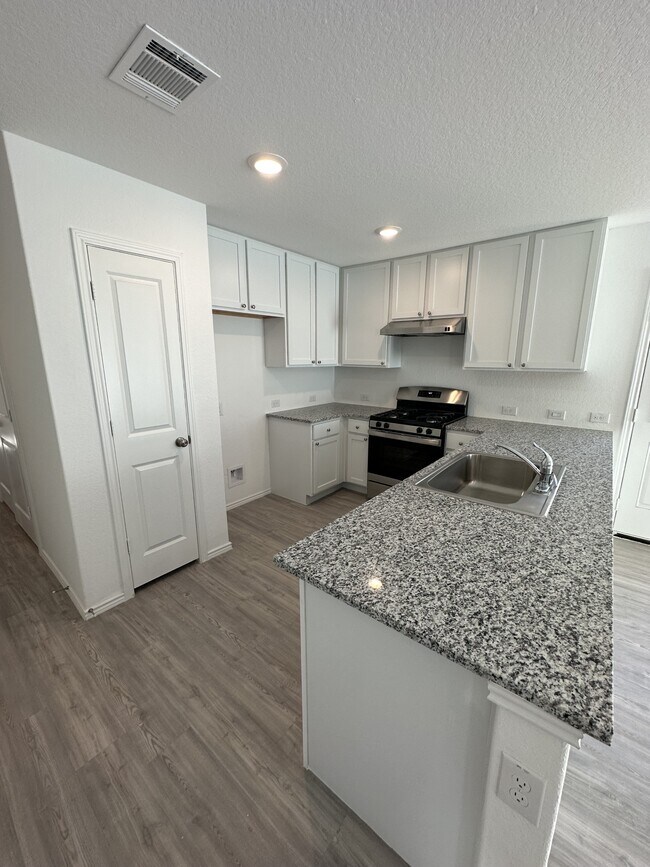 Building Photo - 10543 McClintock Dr