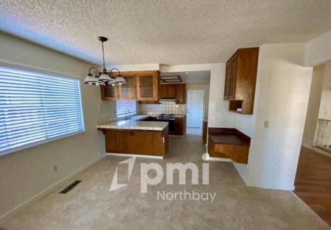 Building Photo - 598 Silverado Cir