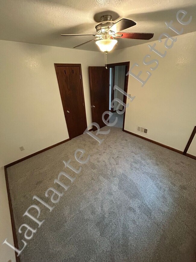 Building Photo - Charming and Cozy 2-Bed Home with Fenced Y...