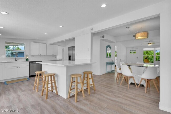 Foto del edificio - 2048 Holiday Ln