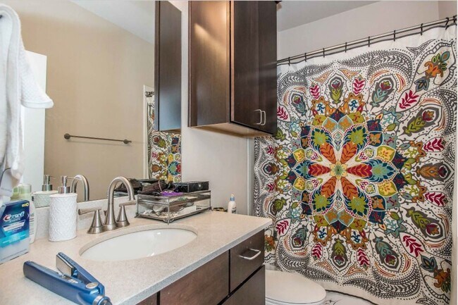 Foto del edificio - * MOVE IN SUMMER 6/14/2027 * 6 Bed 4 Bath ...