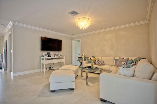 Building Photo - 455 S Country Club Dr