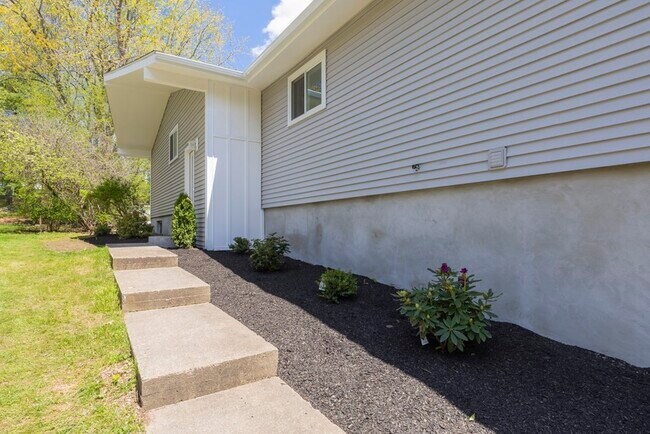 Foto del edificio - 243 Hardy Pond Rd