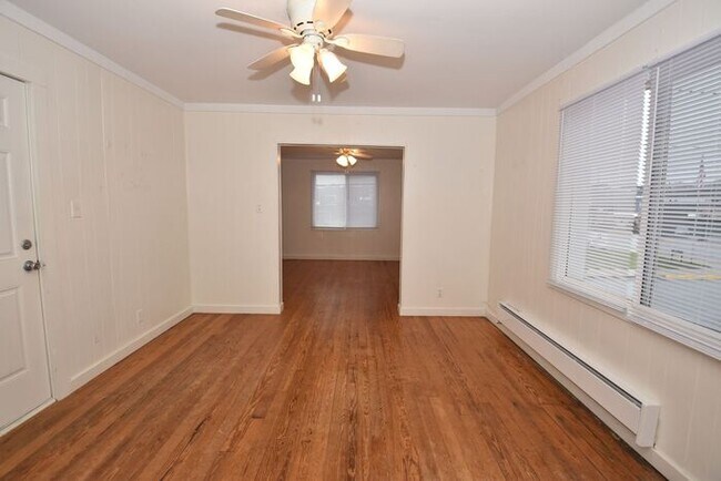 Building Photo - Cute & Rare 1 Bedroom Apartment in Buchana...