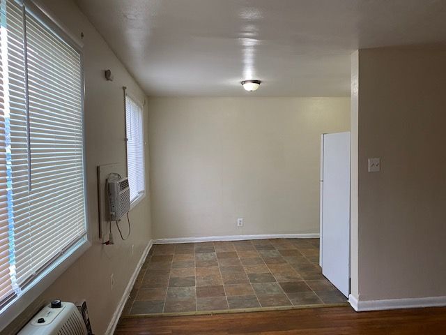 Building Photo - 1st Flr Apt Washer/Dryer Hookup  Garage