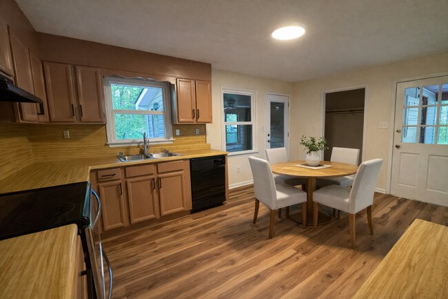 Foto del edificio - Well Maintained 3 Bedroom 2 Bath on a Private 1 Acre Lot