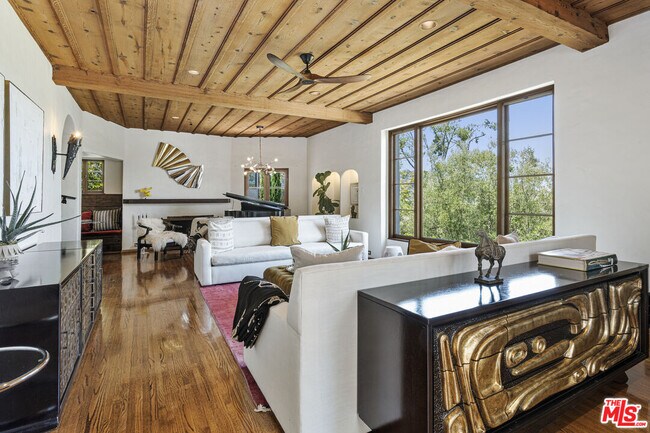 Foto del edificio - 3351 N Knoll Dr