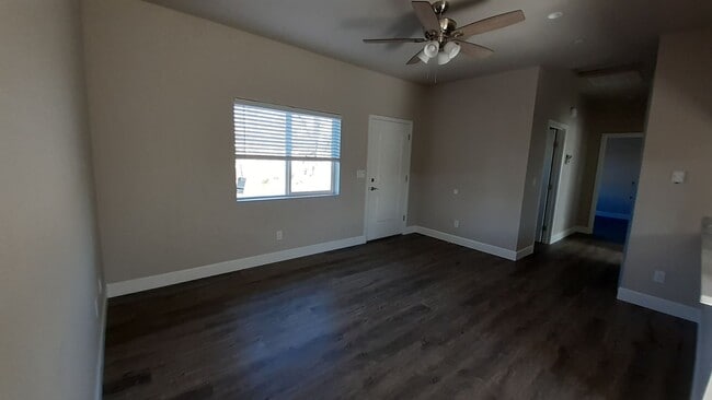 Building Photo - 587 Oakwood Ln