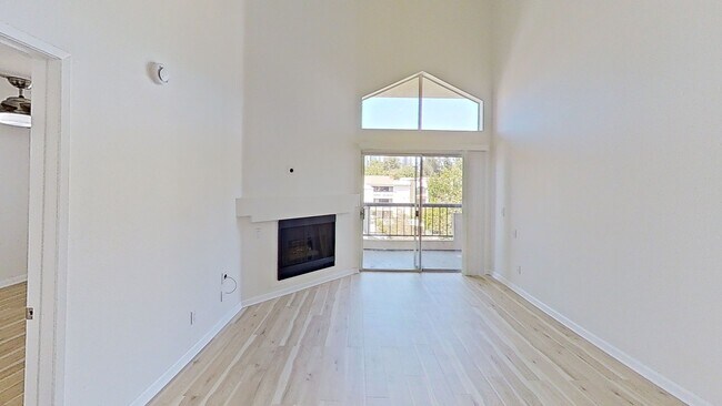 Foto del edificio - Woodland Hills 2/Bedroom and Loft Condo!