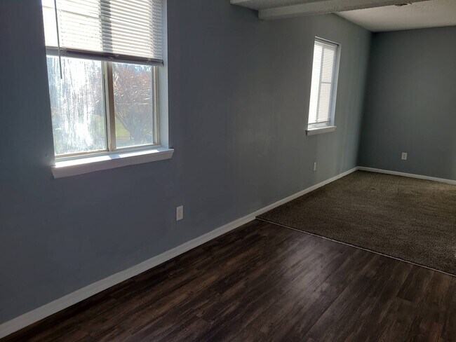 Building Photo - 83 Manor Dr