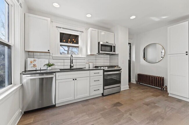 Building Photo - Updated 2-Story Home in the Heart of Hyde Park – Walk to Shops, Dining & Wasson Way