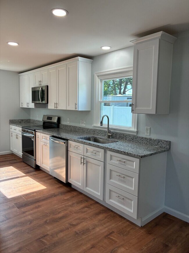 Building Photo - Spacious & Fully Renovated 4-Bedroom Home ...