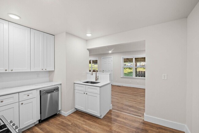 Foto del edificio - Freshly Remodeled 2 Bed, 1 Bath Home with Large Yard – Elkins, AR