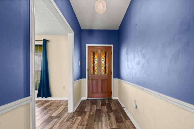 Building Photo - Nestled in Parkview Oaks South!