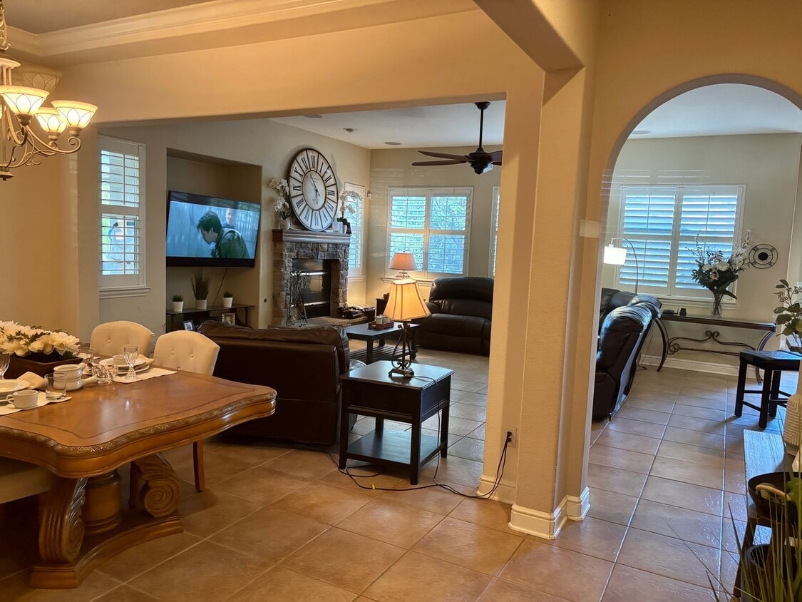 Foto principal - 5/3 (3521 sqft)-Pool, Firepit, Dog Run, Ou...
