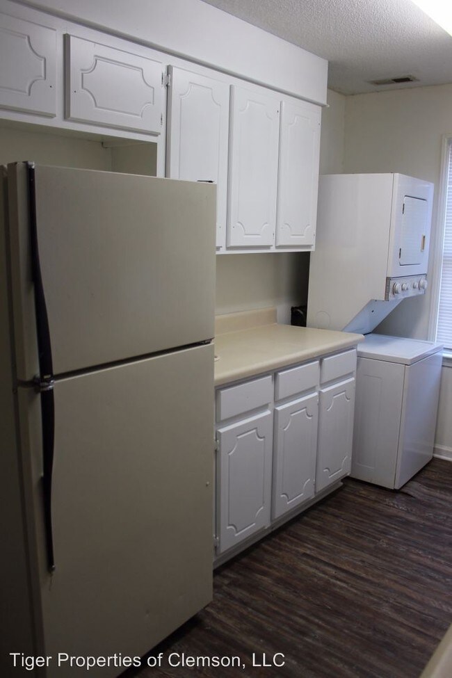 Building Photo - 4 br, 2 bath Room For Rent - 108 Ole Towne Sq