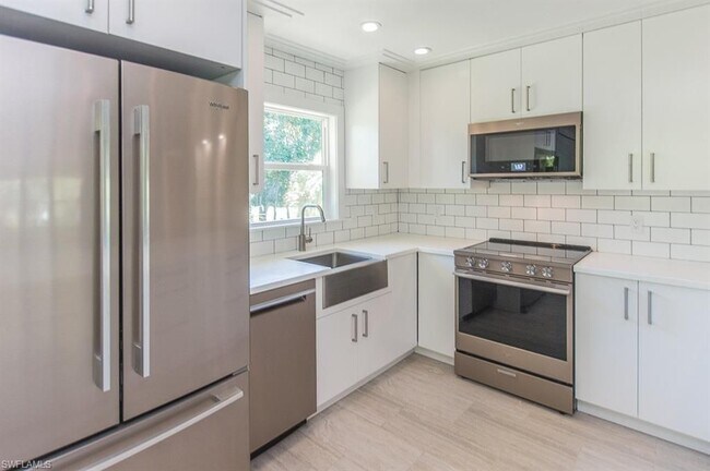 Excelente distribución de la cocina con electrodomésticos nuevos. - 1219 Solana Rd