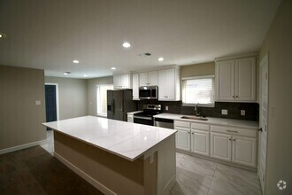 Building Photo - 213 E Scotland Dr
