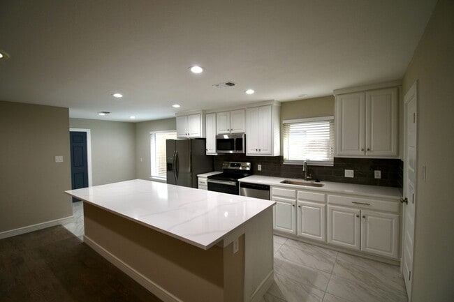 Beautifully remodeled 4 bedroom, 3 Bath - Beautifully remodeled 4 bedroom, 3 Bath House
