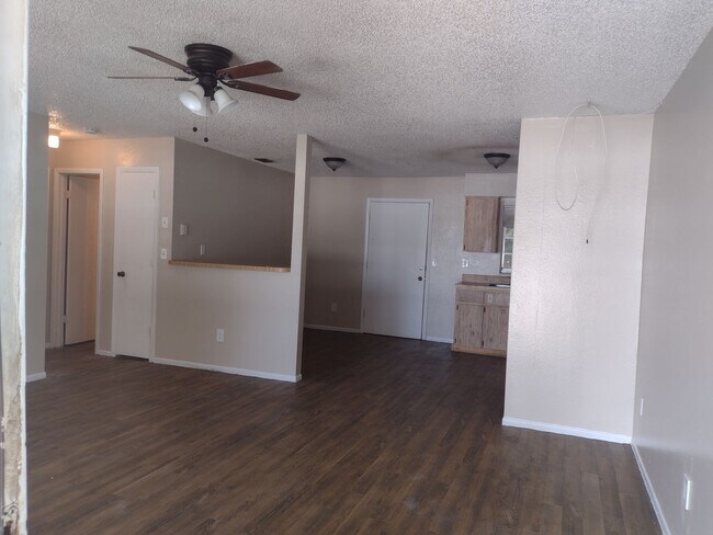 Foto del edificio - NEW LISTING --- 2 BEDROOM 1 BATH with LAUN...