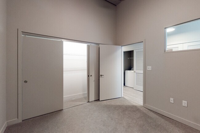 Building Photo - Roaster's Block