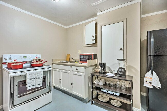 Building Photo - 7736 Sue Ellen Dr