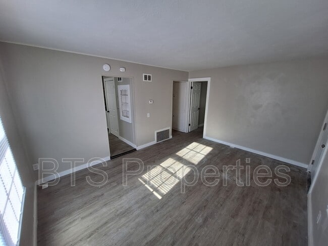 Foto del edificio - 1627 N Valley Ave