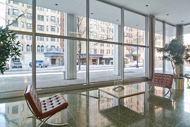Foto del edificio - 2400 N Lakeview Ave