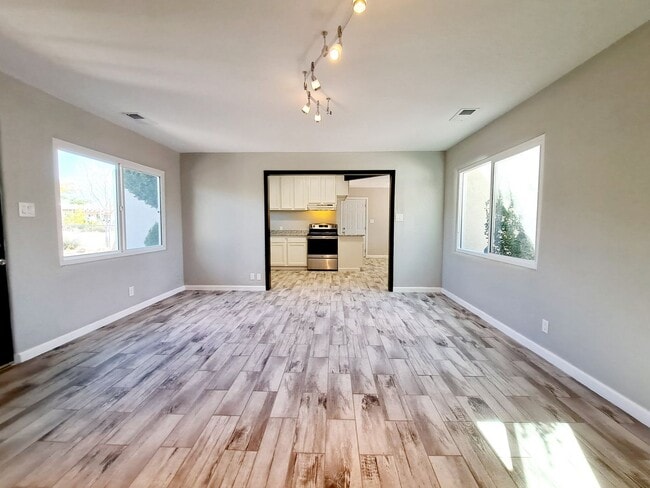 Foto del edificio - Coming soon! Stunning Upgrades! 2 bed 2 ba...