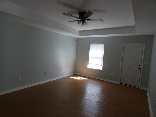 Foto del edificio - 668 Edney Ave W