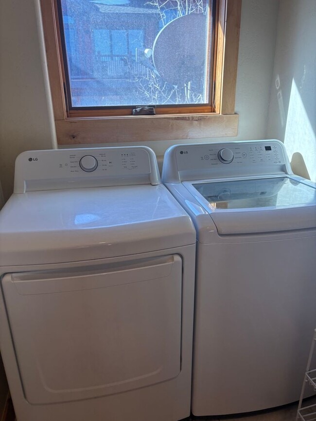 Foto del edificio - Beautiful Furnished Townhome with infared ...