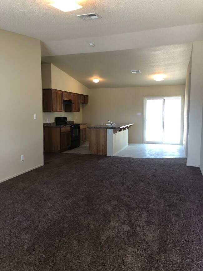 Building Photo - 4 bedroom home in Trail Estates!