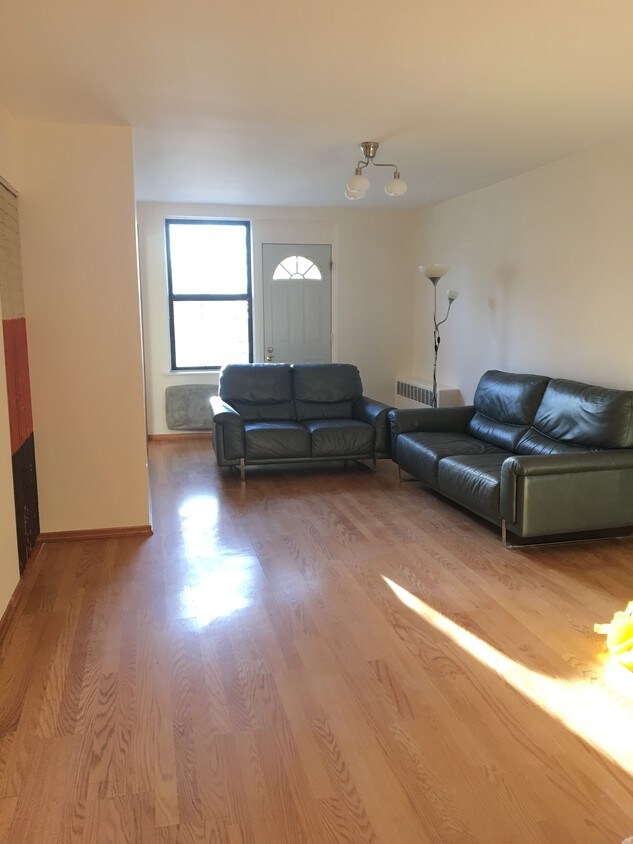 Living Room - 2800 Coyle St