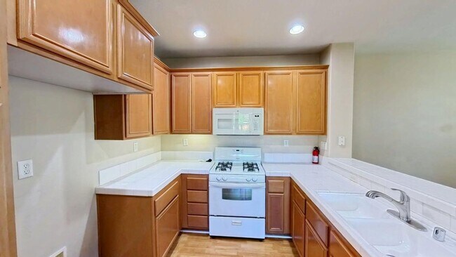 Foto del edificio - 1800 E Lakeshore Dr