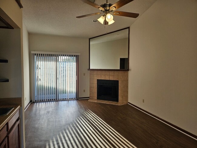 Foto del edificio - $1200 - Jefferson Square - Move in Special