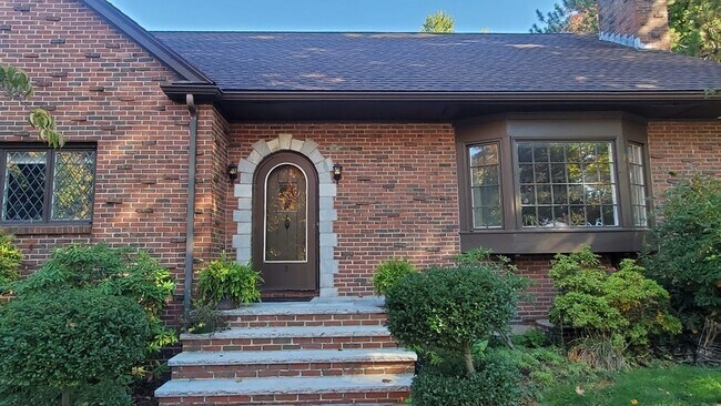 Building Photo - 10-12 Webster St