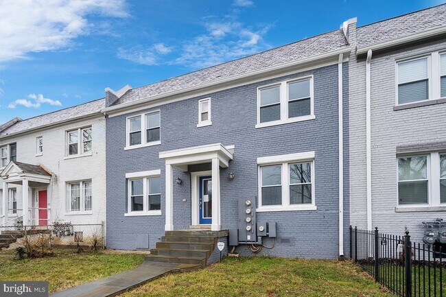 Foto del edificio - 1725 Trinidad Ave NE